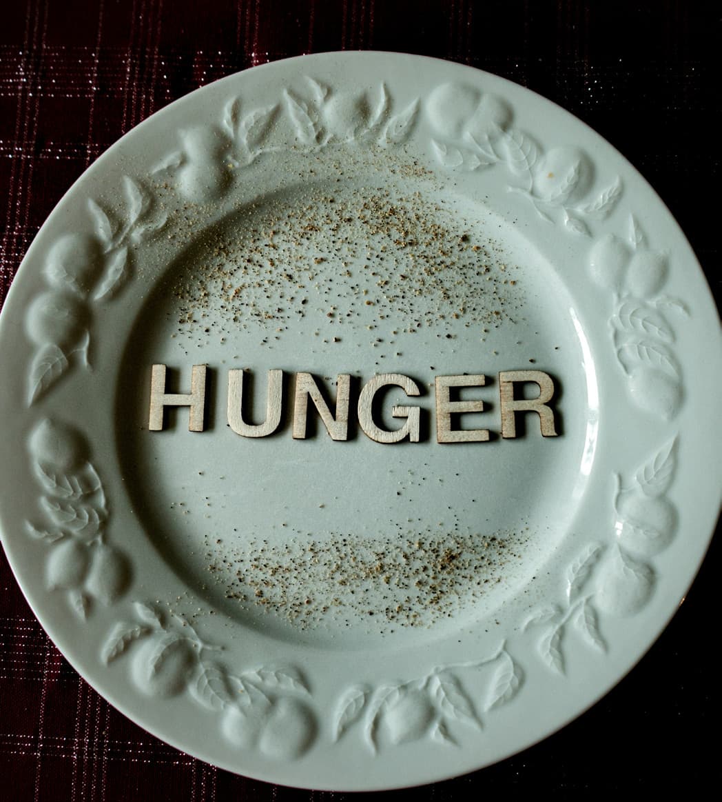 Empty plate, the word HUNGER